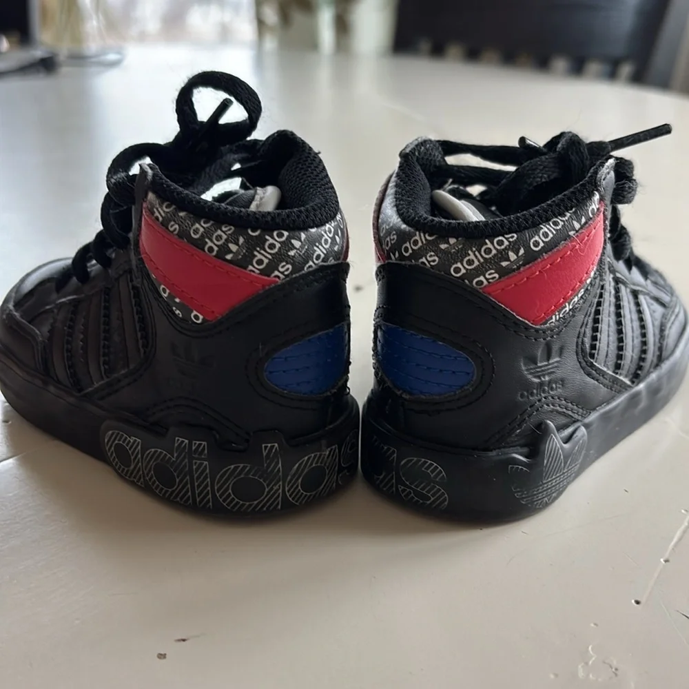 🍀EUC Adidas Black and Red Baby Walker Shoes EUC